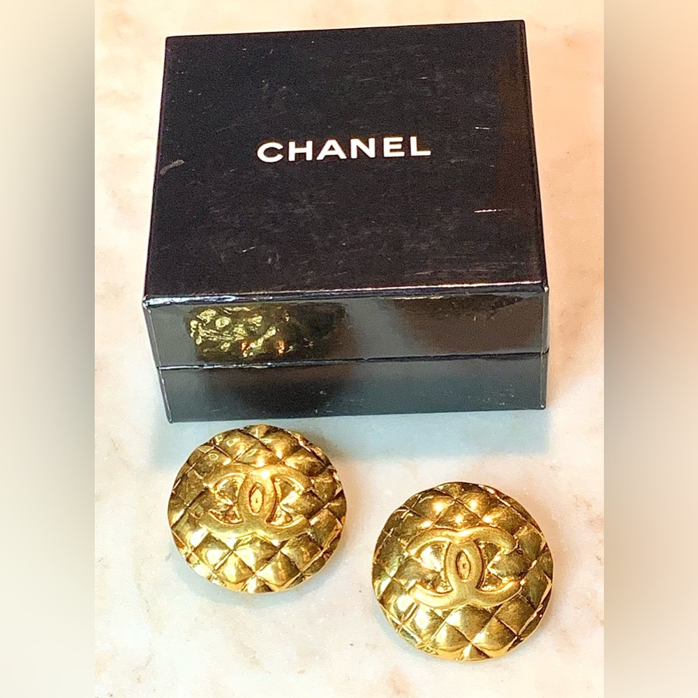 CHANEL COCO MATELASSE EARRINGS GOLD PLATED VINTAGE 1 1/2 INCH FRANCE JUMBO - Picture 5 of 8